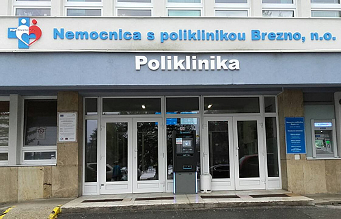 D pismena odsadené od streny