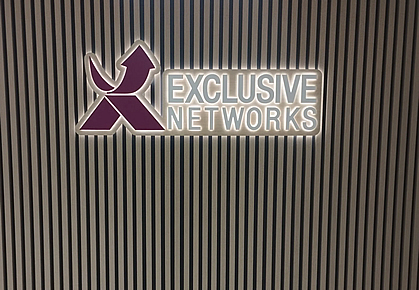 Podsvietene logo z plexiskla